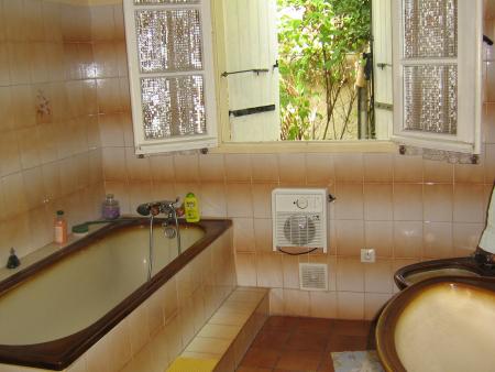 Salle de bain de 9m avec douche et baignoire